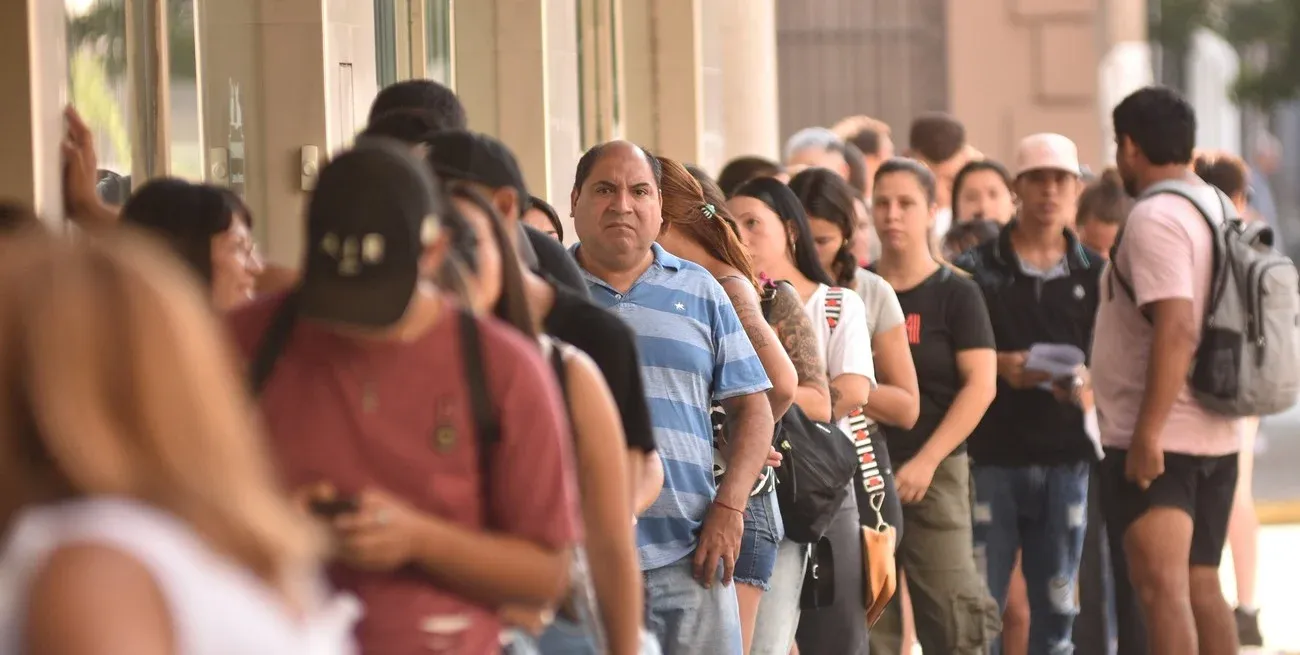 Una larga fila, cada vez más larga, la de la gente que busca trabajo en Santa Fe. Mauricio Garín.