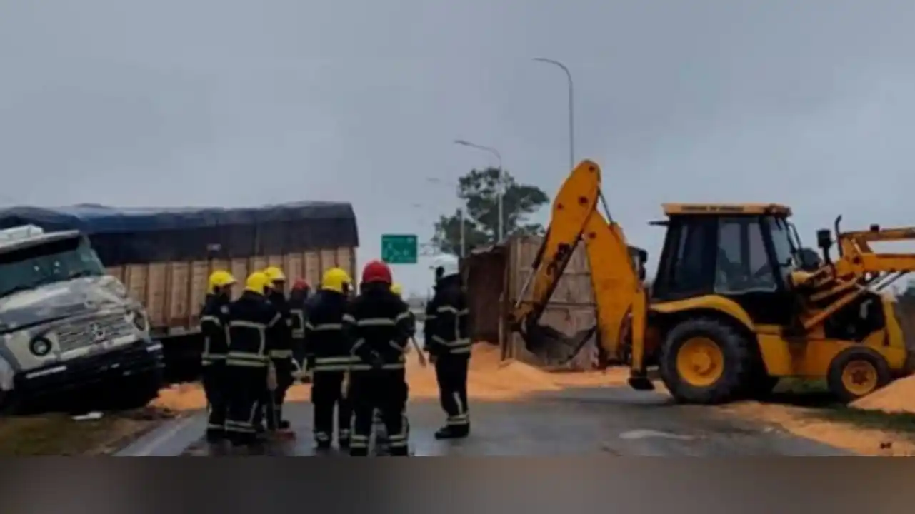 En lugar trabajó maquinaria comunal para depejar los carriles del cereal esparcido. Foto: Gentileza Comuna de Chabás