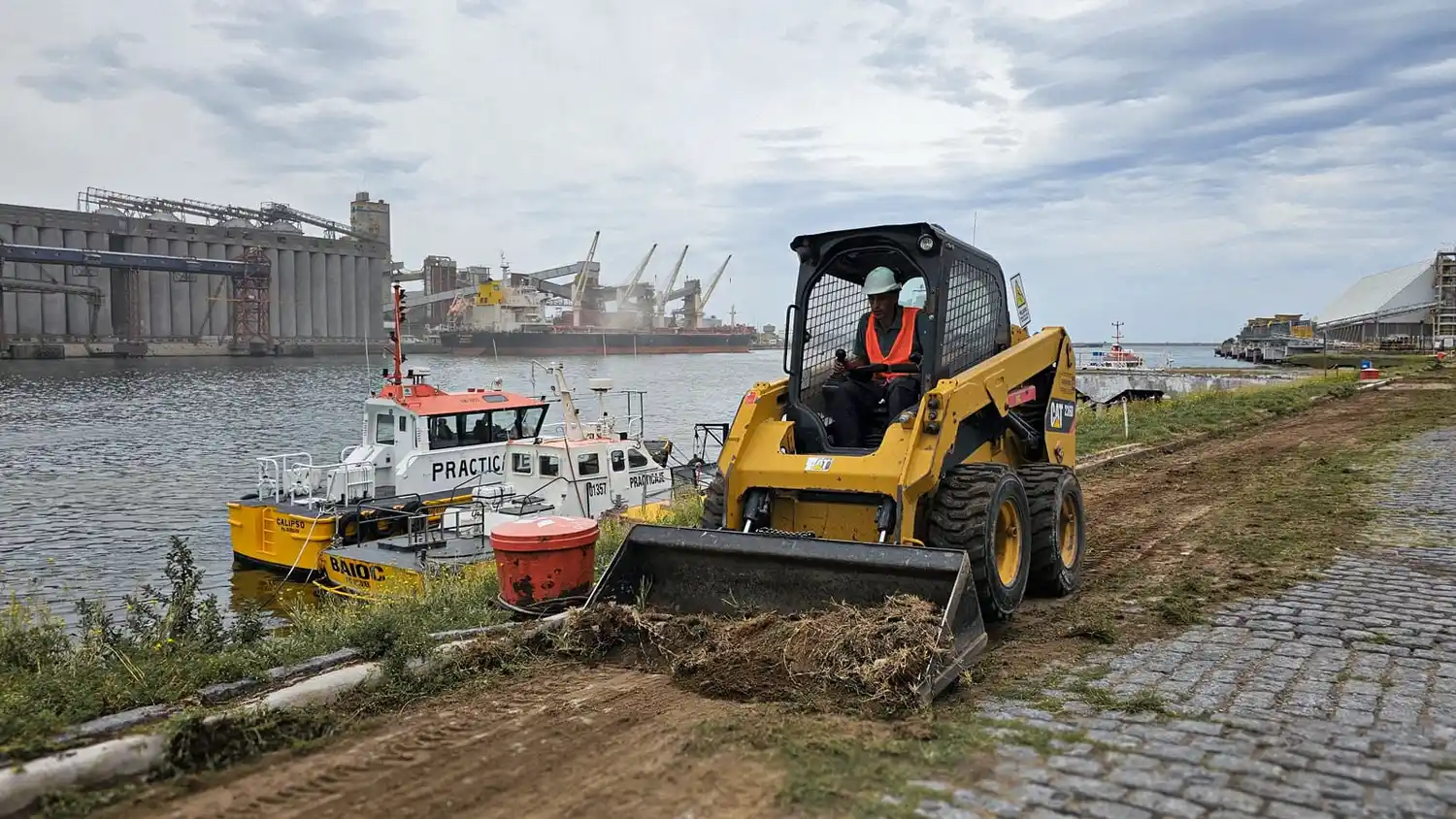 Continúan los trabajos de limpieza y mantenimiento en Puerto Quequén