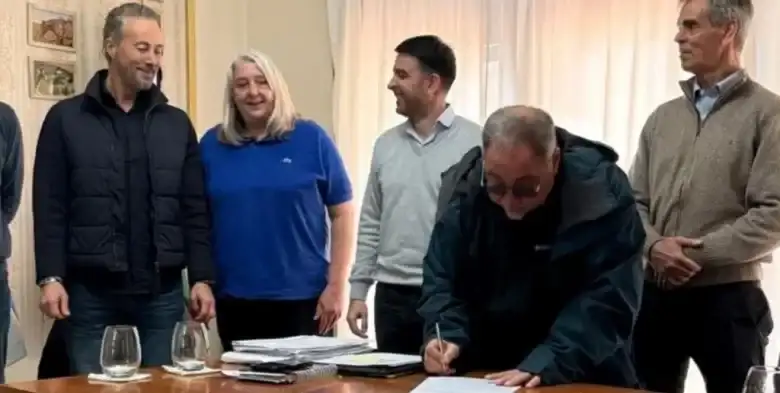 El acuerdo fue rubricado por el intendente Guillermo Franchella, el secretario de Gobierno Horacio Distefano y la secretaria de Planificación Territorial Maricel Cervigni.