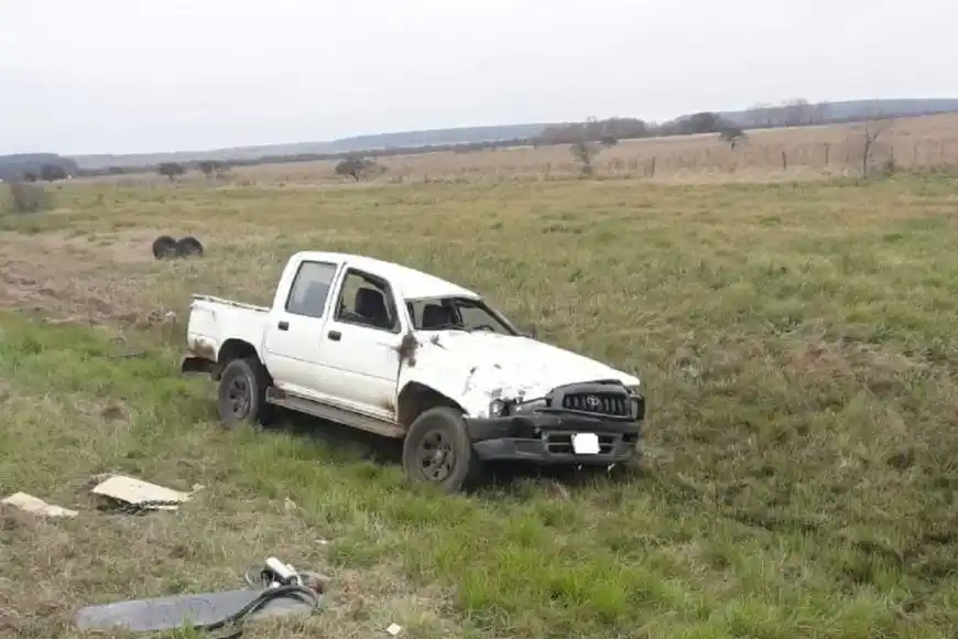 Dos hombres fueron hospitalizados tras volcar en la Autovía Artigas
