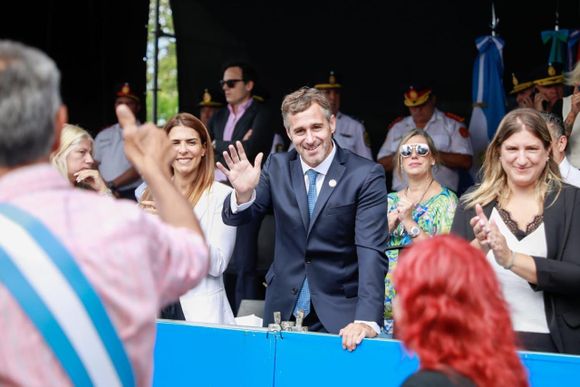 Intendente Achával encabezó el desfile tradicional por el Tratado del Pilar