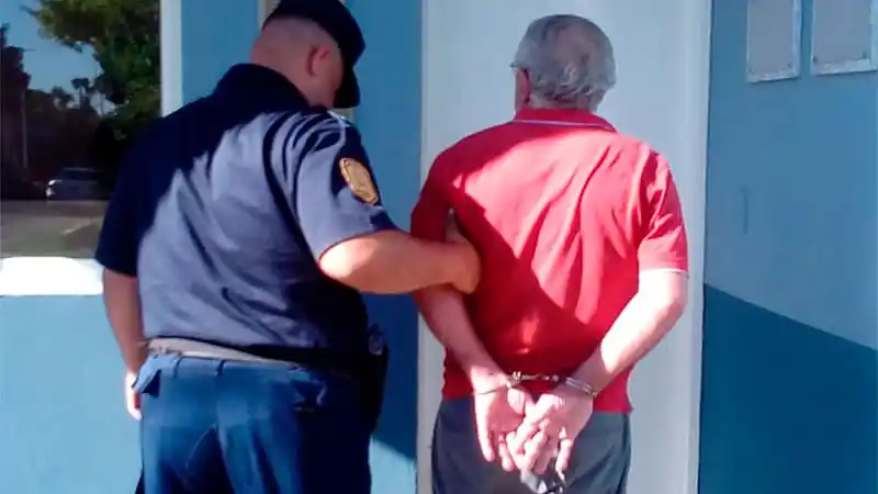 Zamarreó y amenazó a su pareja porque se negó a comprarle otro vino