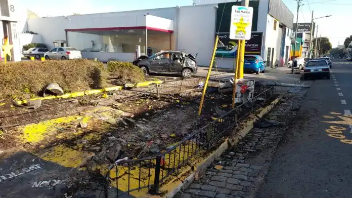 San Martín: Chocaron cantero y mural que recuerda a una víctima en un siniestro de tránsito en Villa Lynch