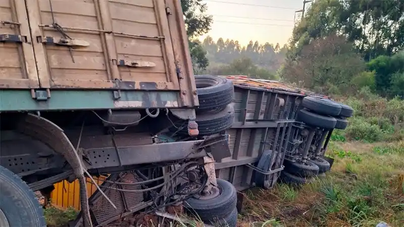Volcó un camión en la Autovía Artigas tras despistar y chocar el guardarrail