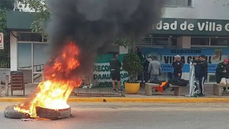 El Sindicato de Camioneros prendió fuego neumáticos frente al municipio.