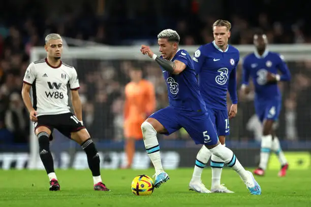 Enzo Fernández en acción ante Fulham.