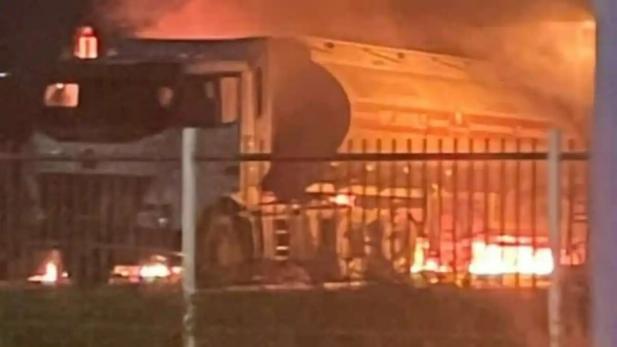 ¡VORAZ INCENDIO!  Explota una gandola que surtía estación de servicio en Zulia