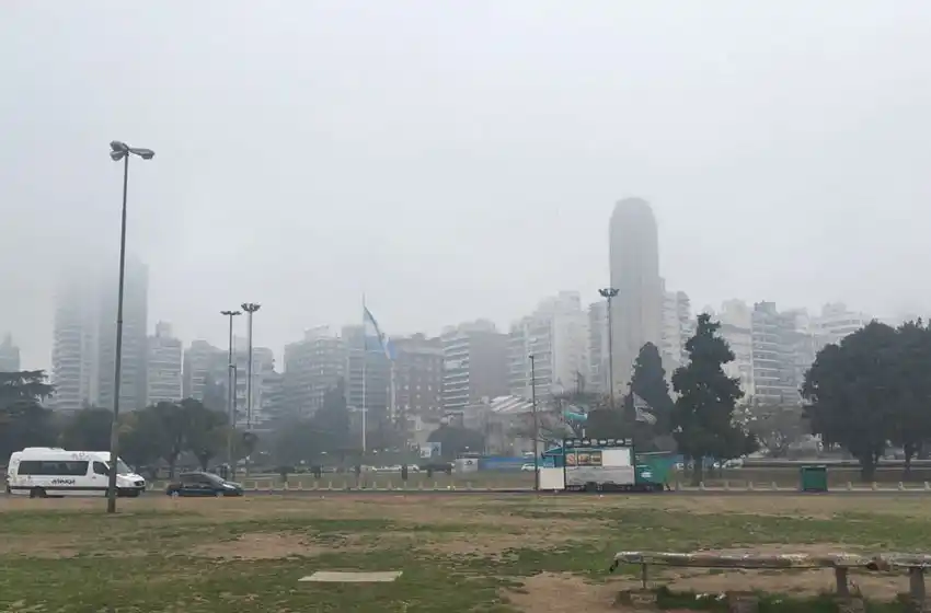Videos, imágenes y quejas en las redes: el Monumento amaneció rodeado de humo por la quema de pastizales