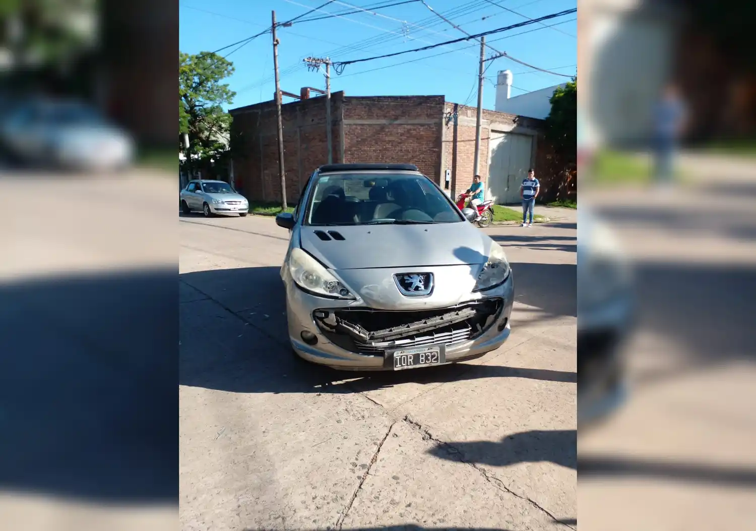 Buscan al conductor de una Meriva que chocó a una mujer y se dio a la fuga