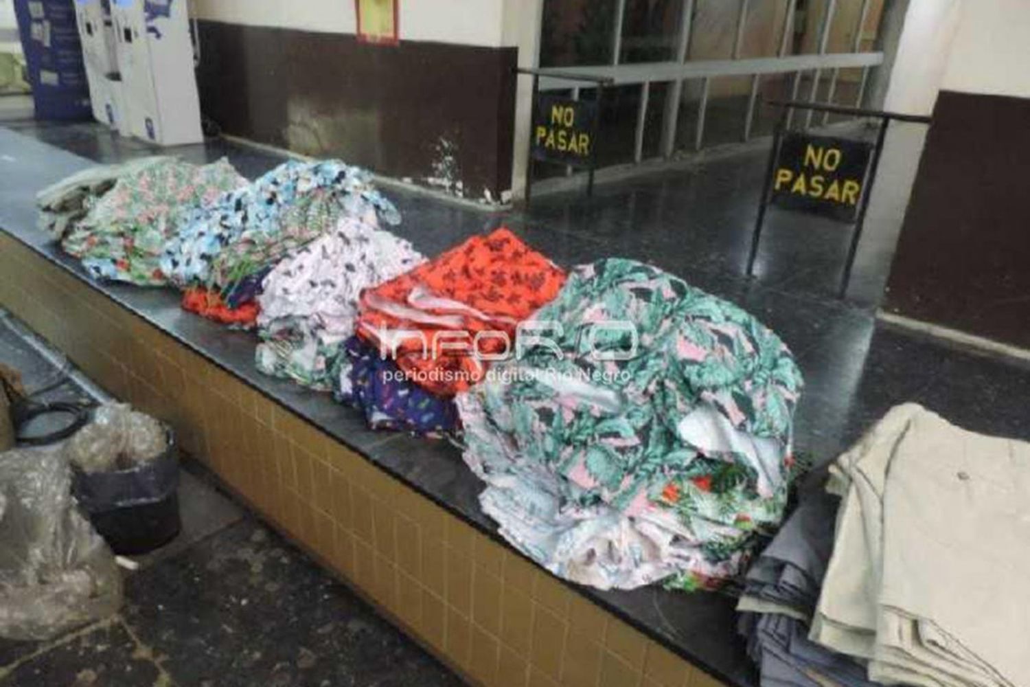 Detienen a dos funcionarios de la CARU por contrabando de ropa
