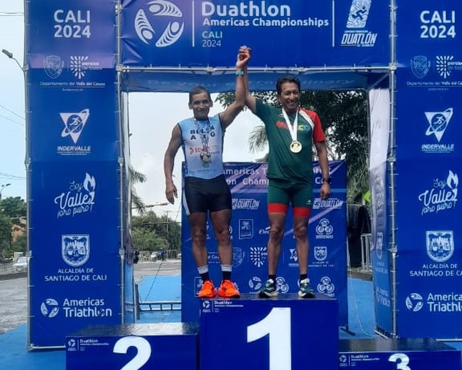 Alejandro Belén en el podio junto al mexicano Salazar, ganador de la prueba en 50-54 años.