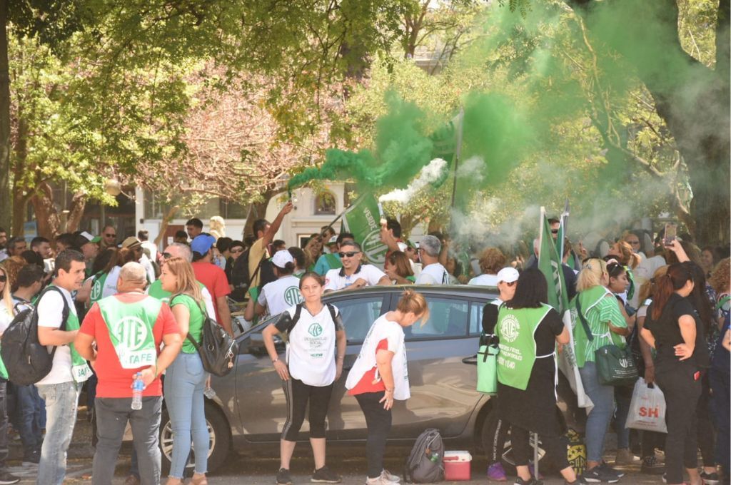 Multitudinaria protesta de trabajadores estatales en la ciudad de Santa Fe