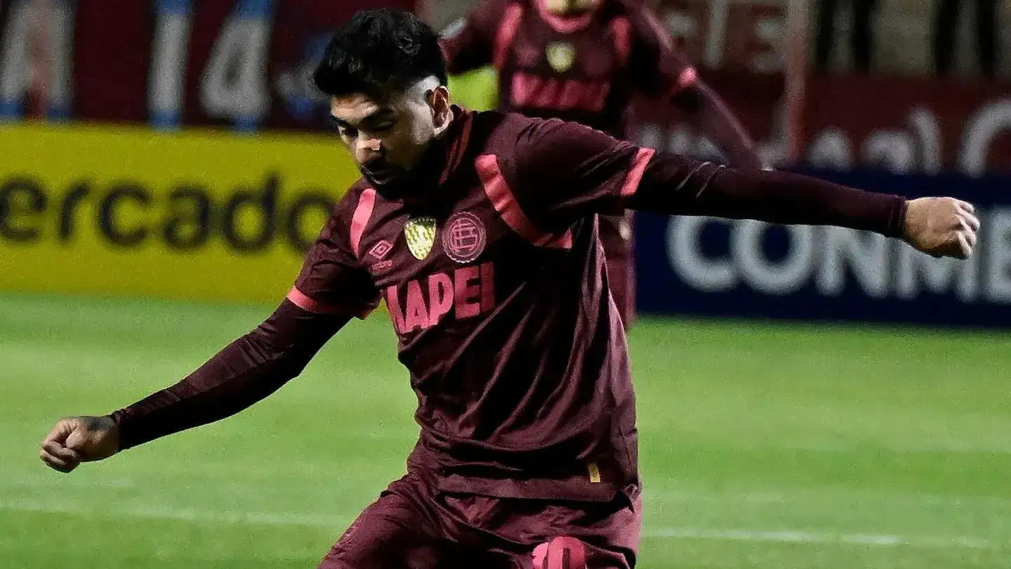 Marcelino Moreno fue titular en Lanús.
