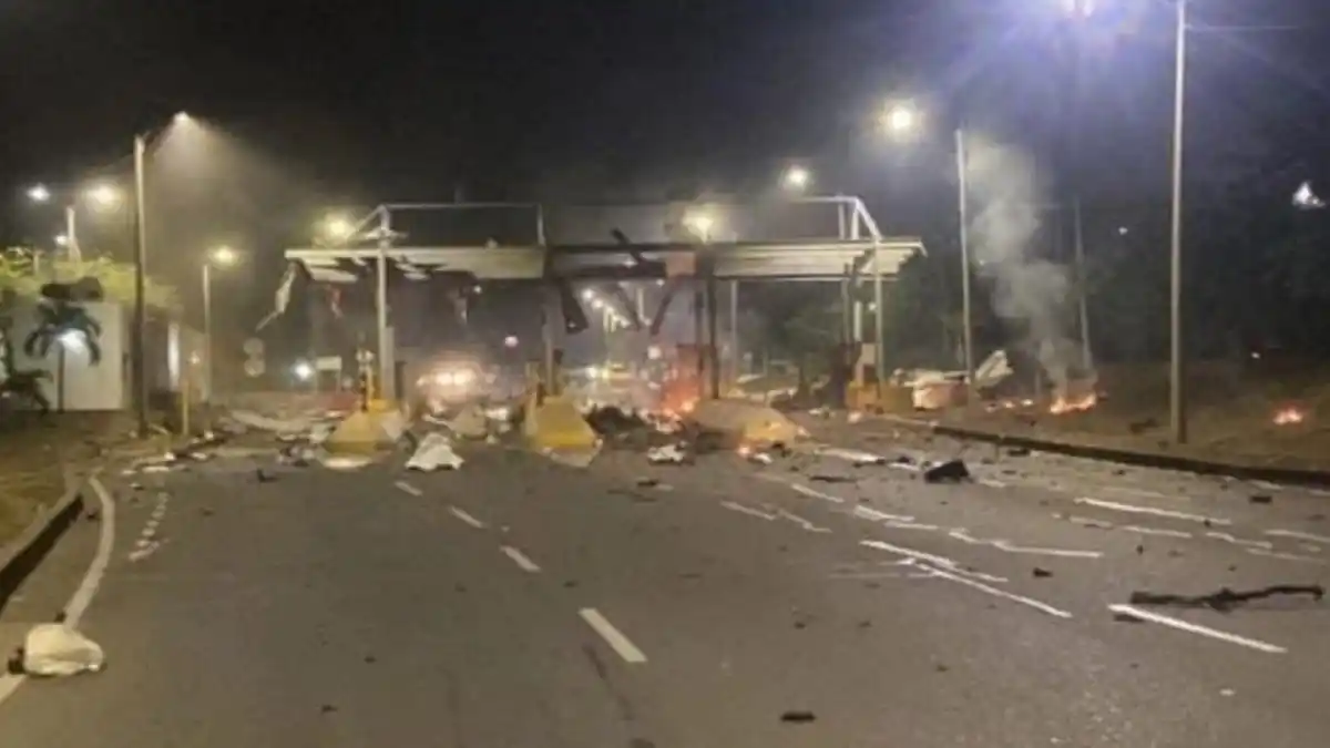 ¡TERROR en la FRONTERA! CARRO BOMBA destruye el peaje de Villa del ROSARIO: hay cinco heridos en distintos ataques