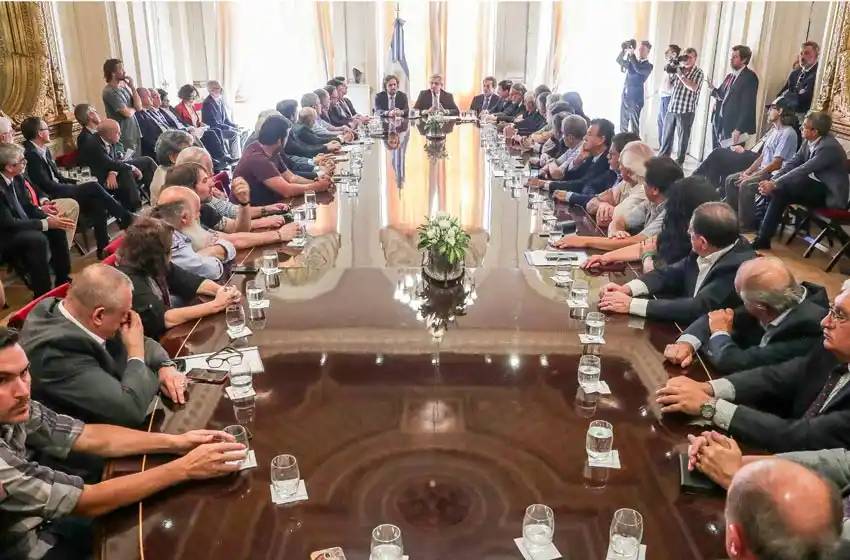Fernández firmó un acuerdo multisectorial con empresarios y sindicalistas