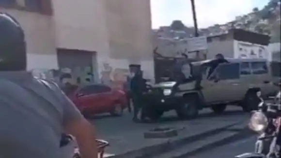 VEA como unos PRESUNTOS MILITARES que escoltaban a alguien, se dan a la fuga tras chocar vehículo en Quinta Crespo