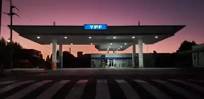 YPF implementará precios variables por hora y autoservicio de combustibles en todo el país