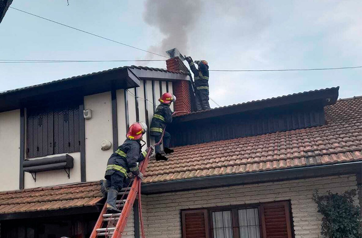 Se incendió la chimenea de una vivienda del barrio Constitución