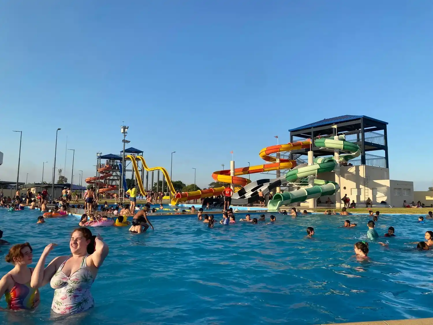 Destacan instalaciones del Parque Acuático en capital