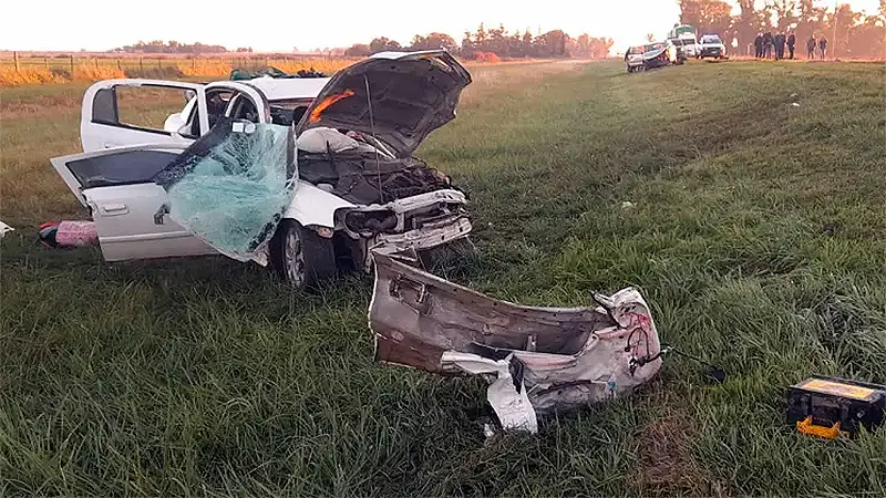 Una joven y su bebé de 11 meses murieron en un choque frontal