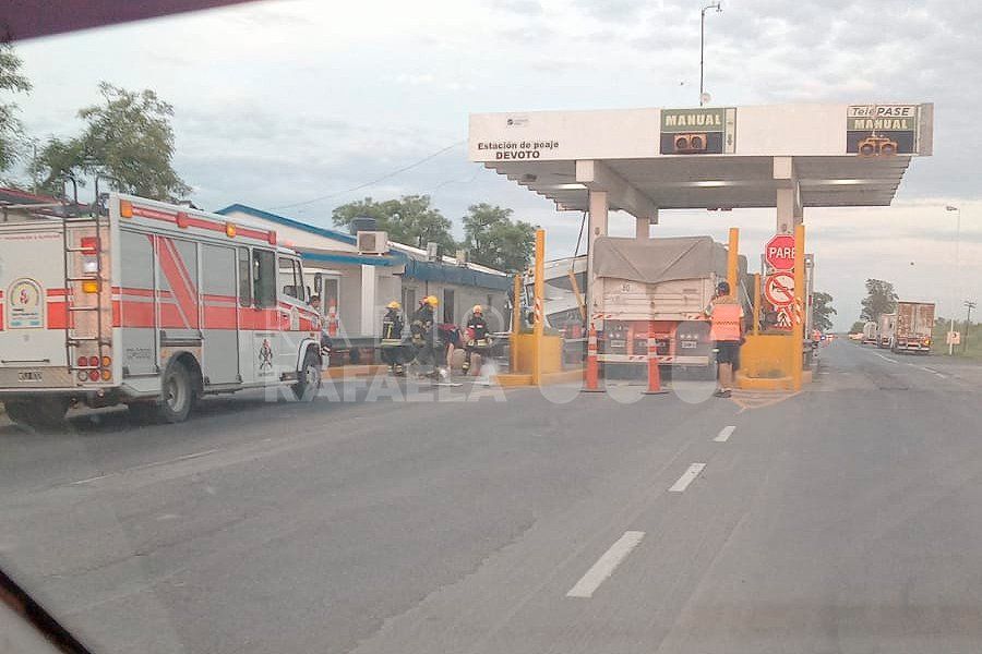 Un camión se incrustó en la cabina de Peaje de Devoto: dos heridos
