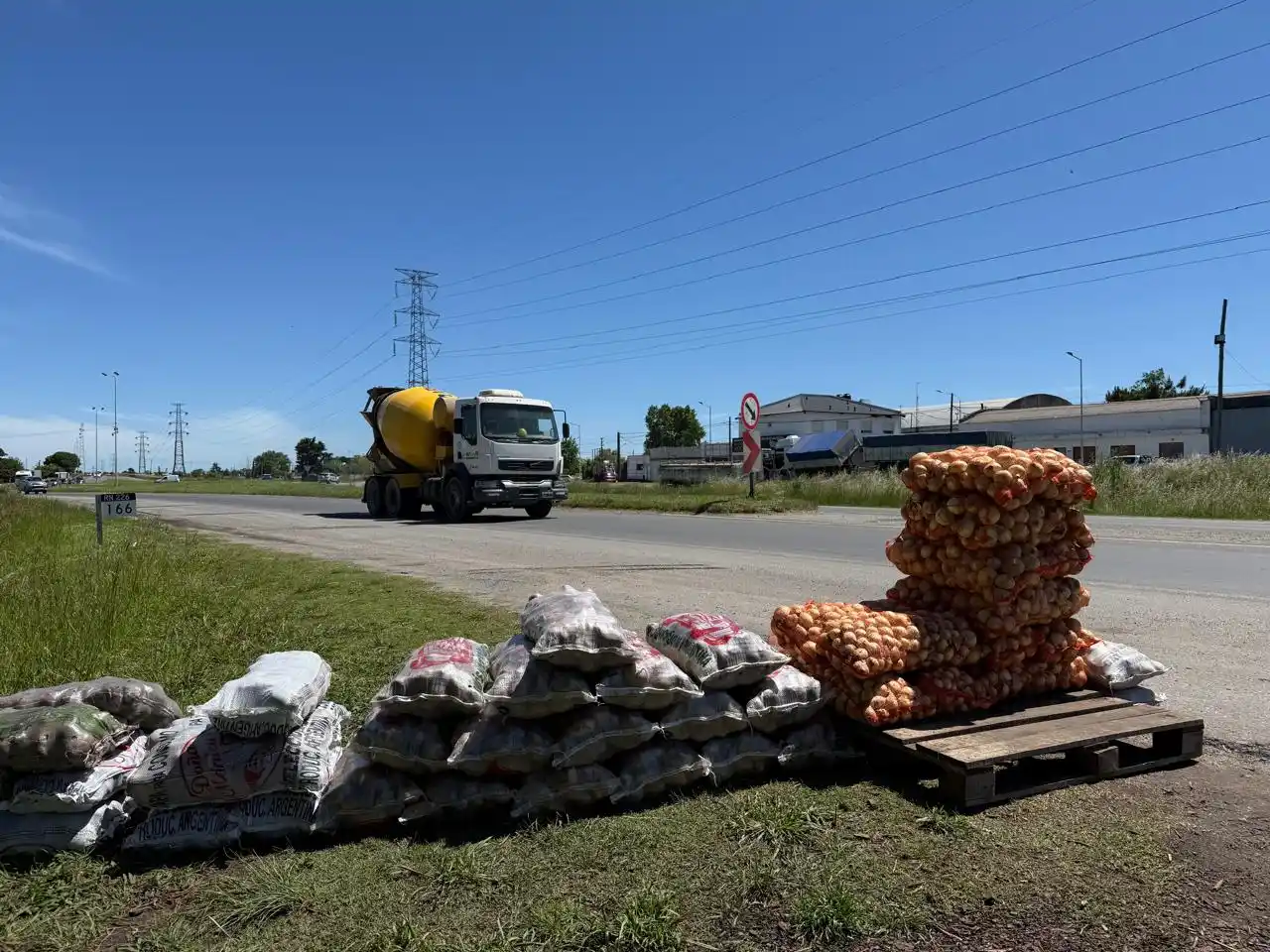 Los puestos de venta ambulante volvieron a ubicarse sobre la banquina de la Ruta Nacional 226.