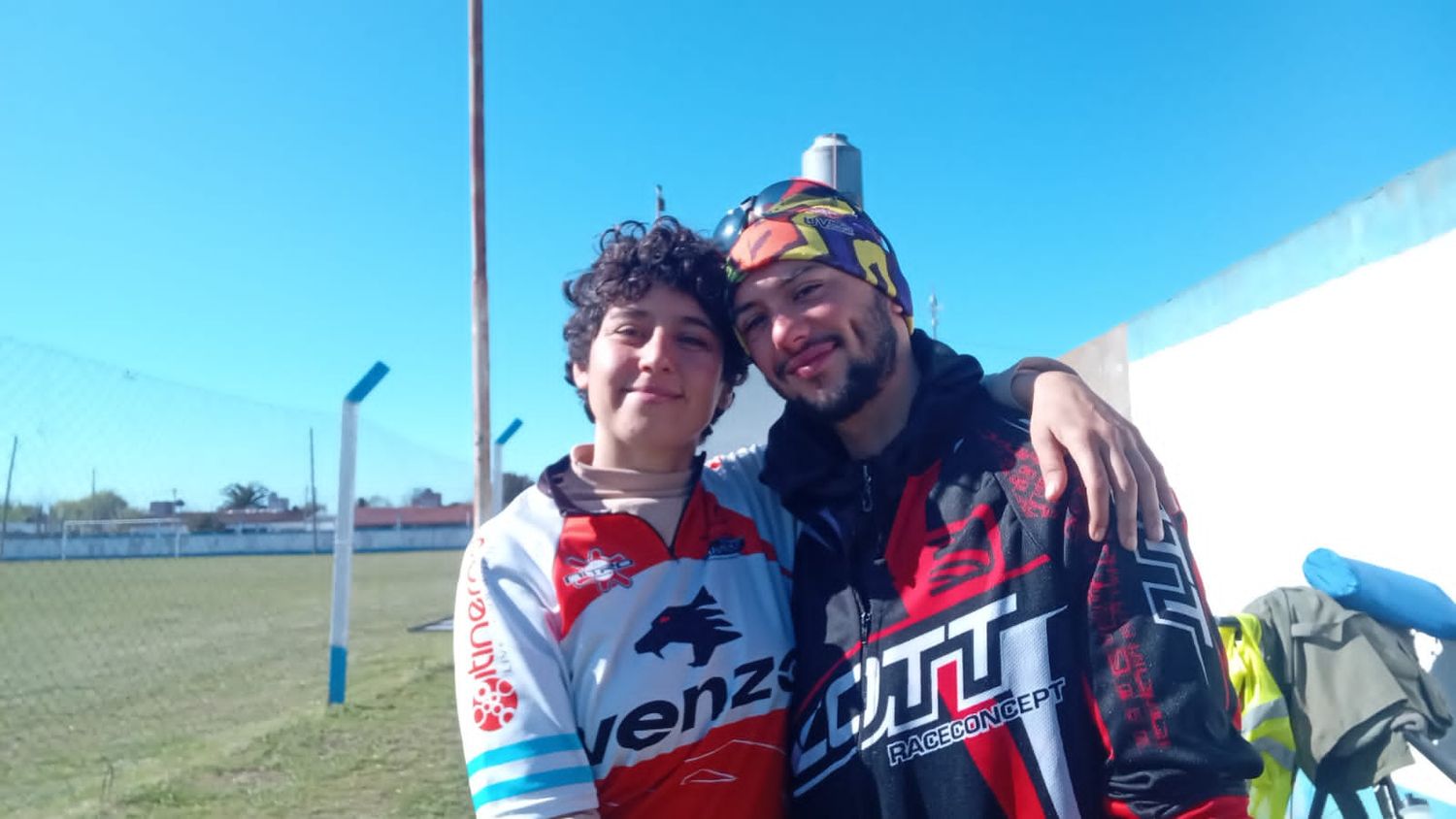 Dos jóvenes unirán San Clemente con México en bicicleta