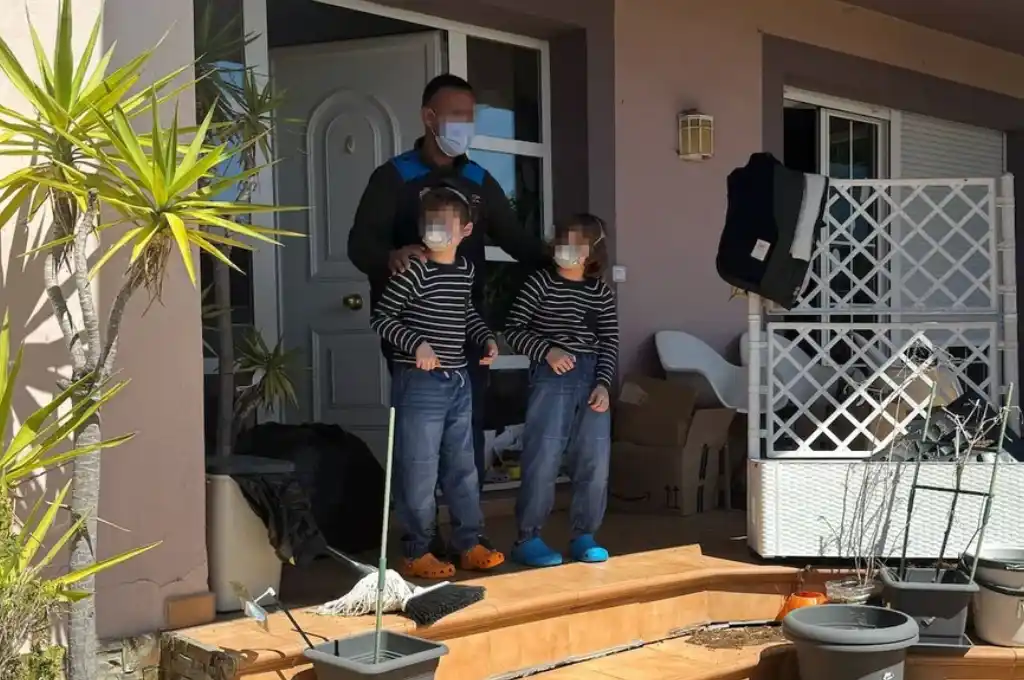 Los menores no estaban escolarizados y se comunicaban únicamente en inglés.