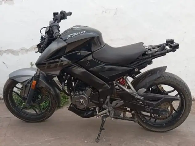 La moto robada y posteriormente recuperada. Una Bajaj Rauser de color negro.