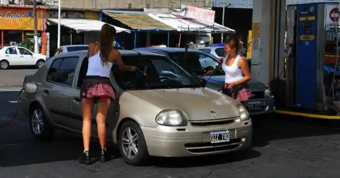 Escándalo por playeras hot vestidas de colegialas 