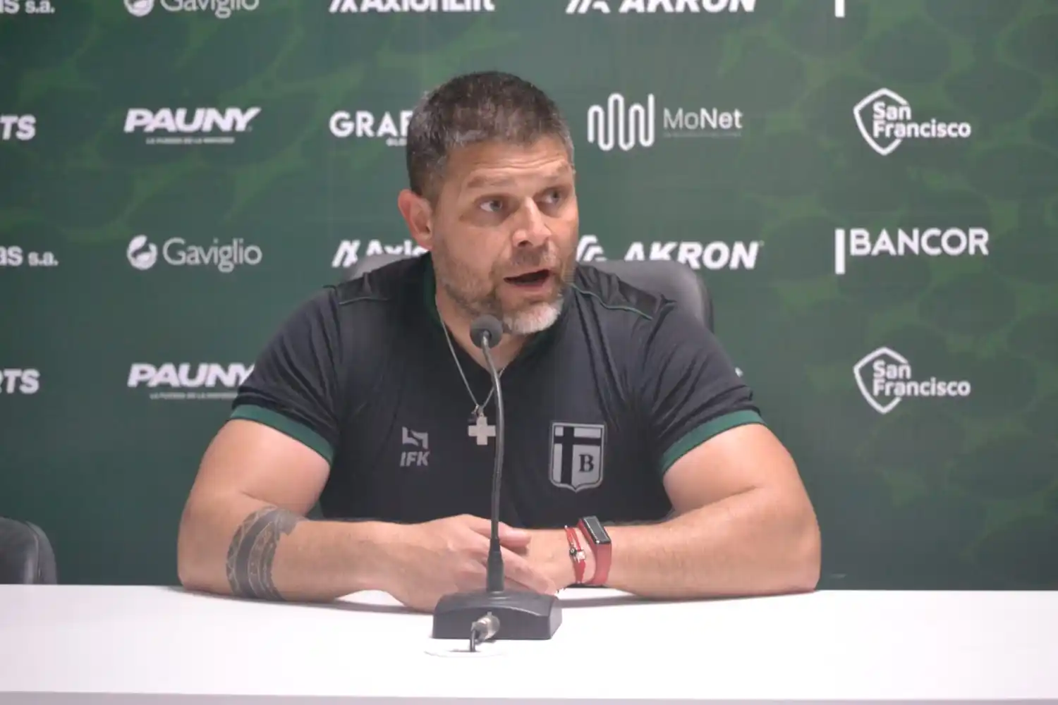 El director técnico comenzó señalando que el equipo tuvo un buen arranque, pero reconoció que enfrentar a un equipo con dos jugadores menos en el segundo tiempo complicó la situación.