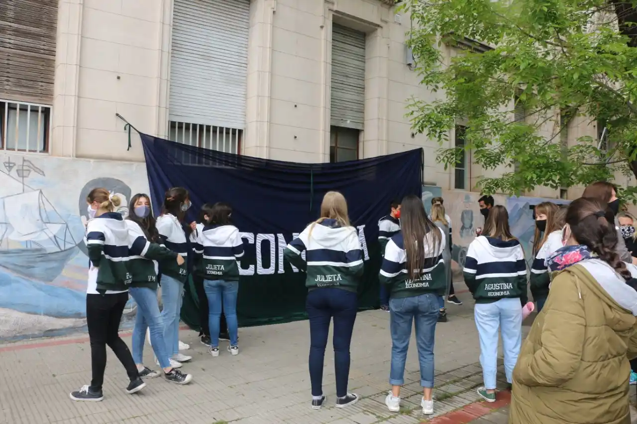 Estudiantes secundarios de último año reclaman volver a las aulas