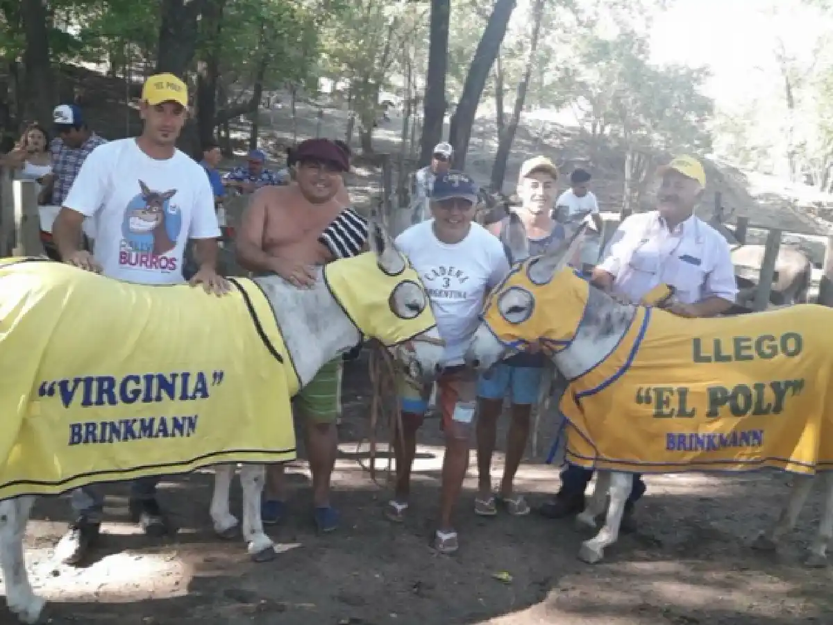Mina Clavero se paraliza por el tradicional Rally de Burros