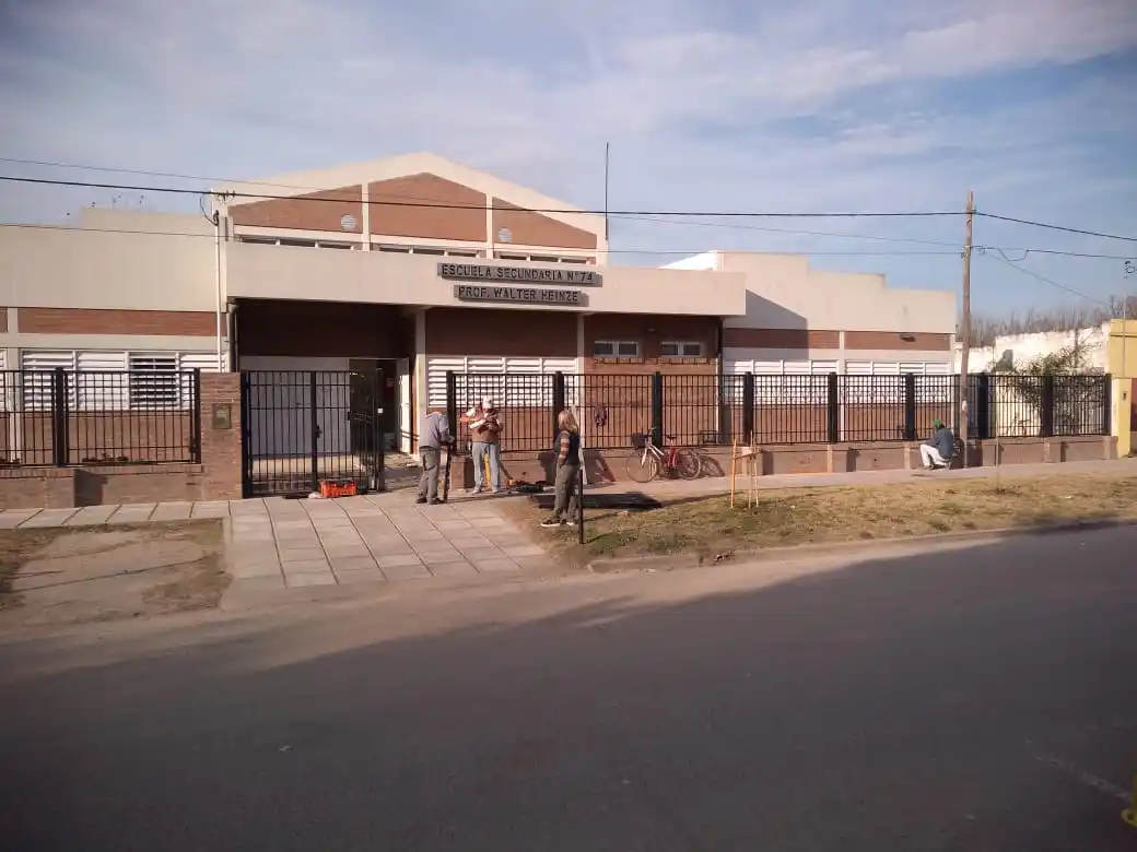 A piedrazos rompieron vidrios de la Escuela Secundaria Nro. 74 Prof. Walter Heinze