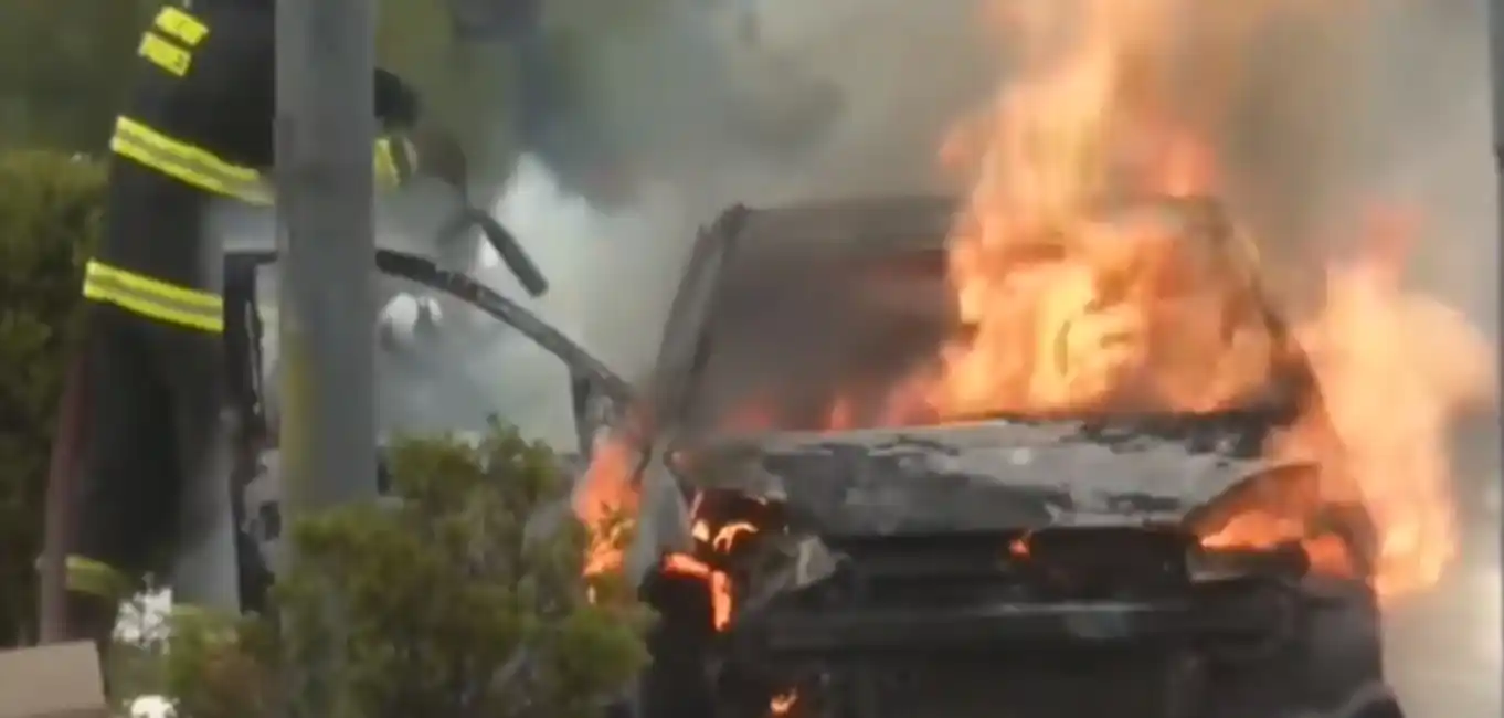 Se prendió fuego un auto después de cargar gas