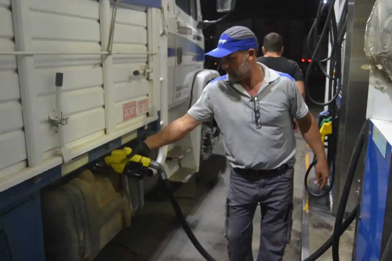 Consumo de naftas y gasoil cae un 20%, tras subas de precios que acumulan 140%