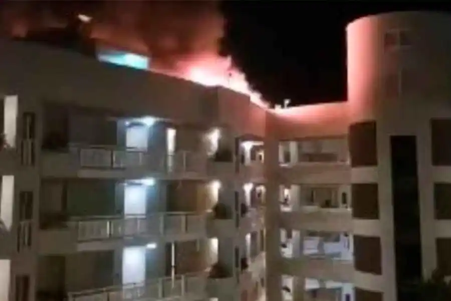 Un helicóptero chocó contra el techo de un hotel en Australia: murió el piloto y evacuaron a 400 huéspedes