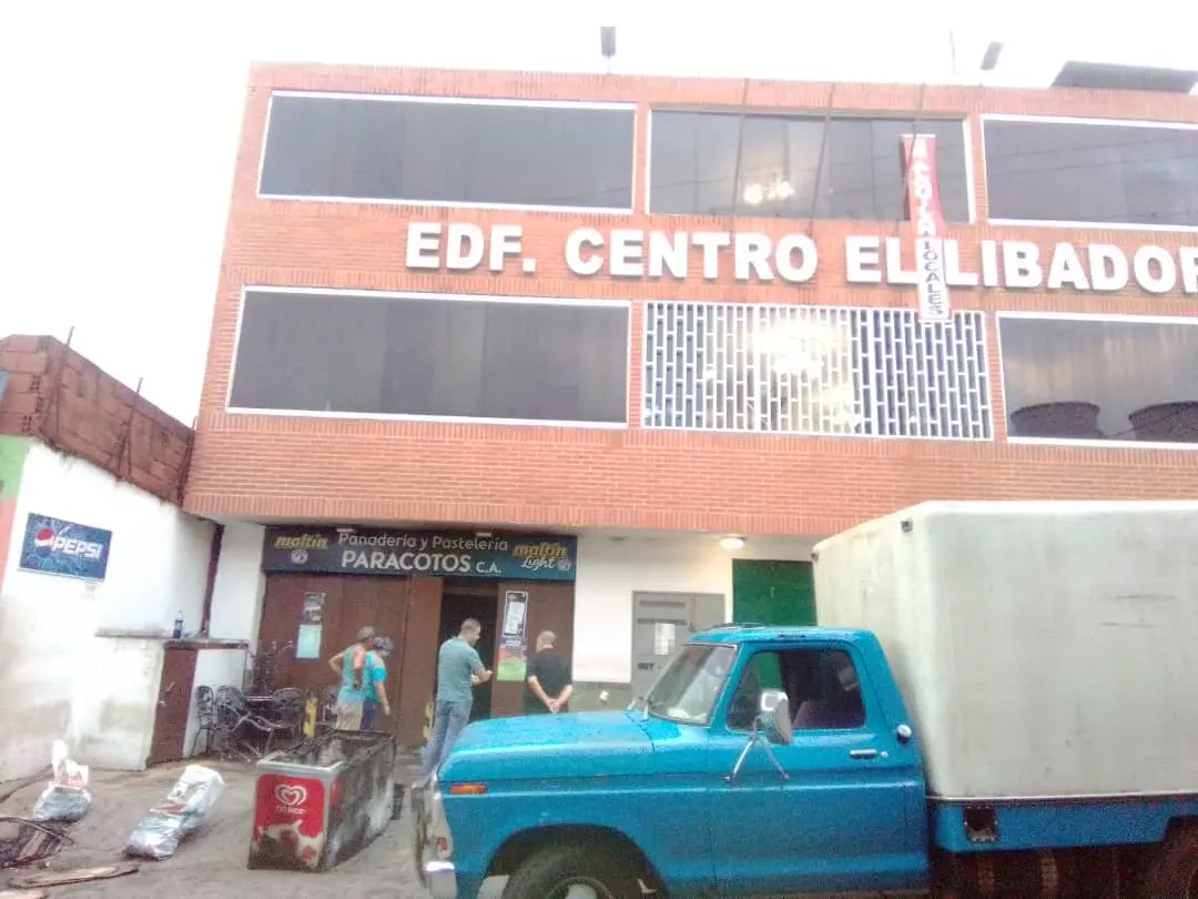 A PUNTA DE REFRESCOS apagan incendio de panadería en Paracotos (+FOTOS)