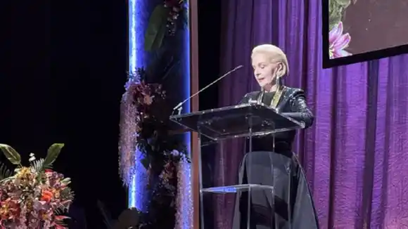 CAROLINA HERRERA recibe el premio de la Fundación HERENCIA HISPANA