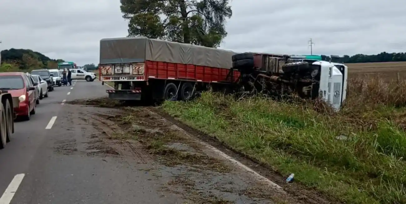 Tres policías heridos en un grave choque entre un automóvil y un camión sobre la Ruta 11