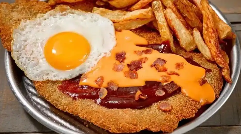 Pidió una "milanesa descomunal", le llegó algo indignante y estallaron los memes
