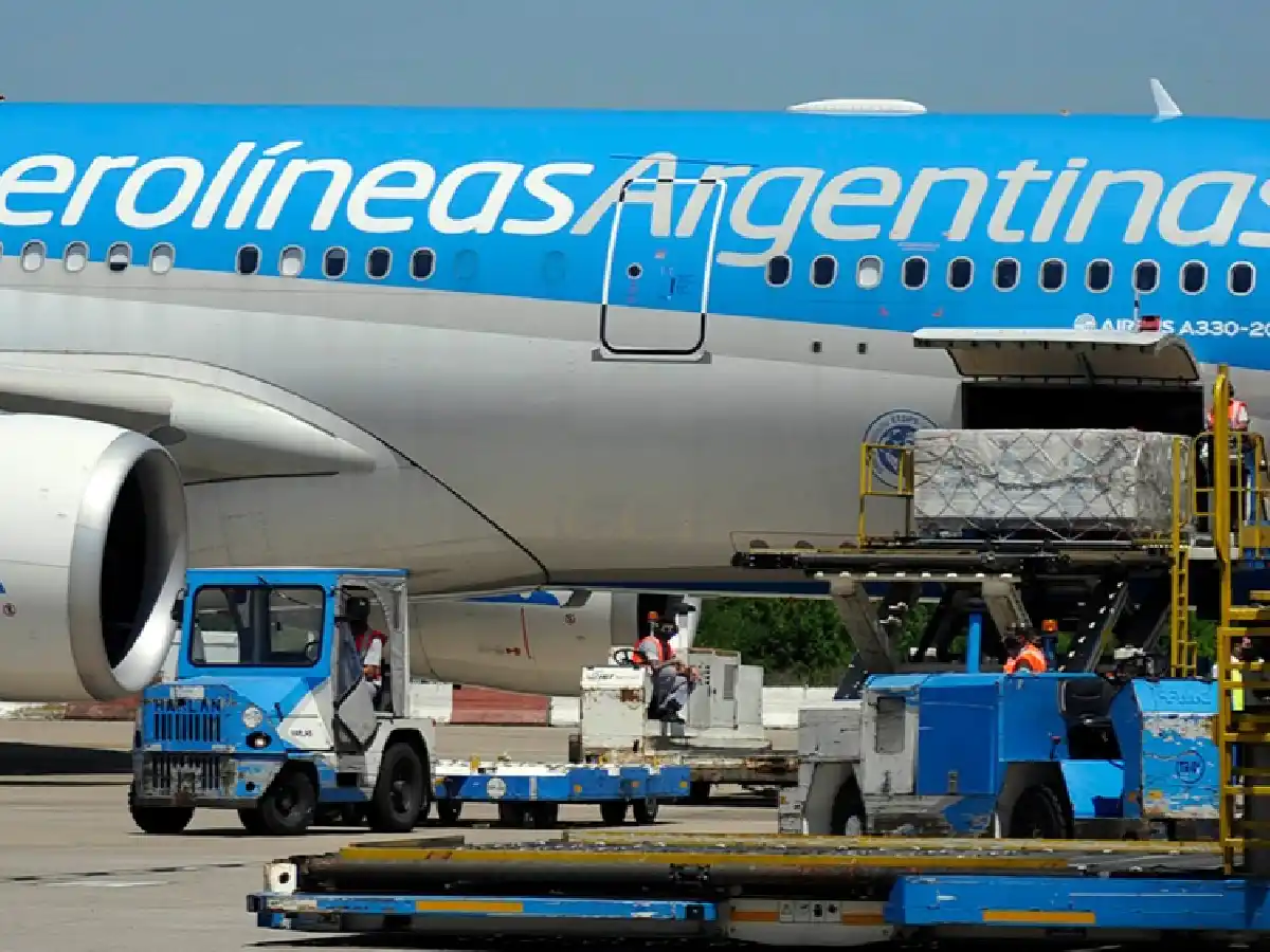 Preparan la salida de dos vuelos para buscar vacunas donadas por los Estados Unidos