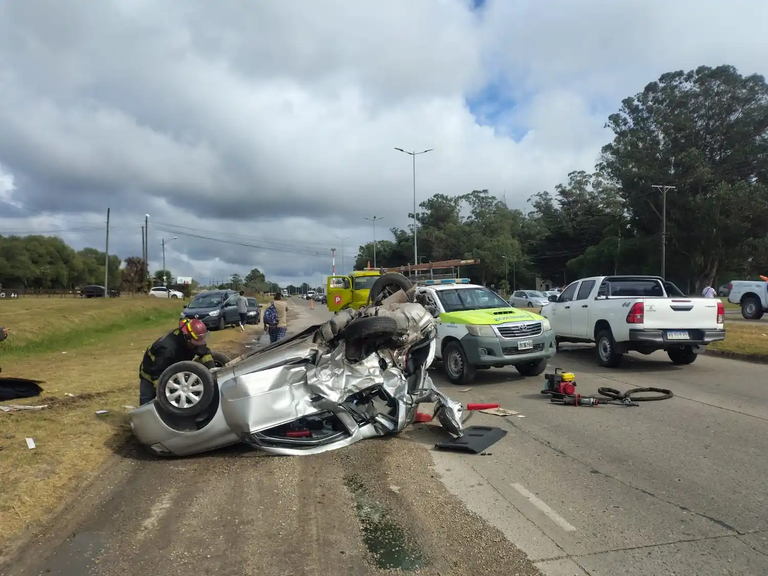 El conductor del Renault Clio falleció en el lugar del siniestro. Personal de Bomberos del cuartel Batán trabajó en el sitio para retirar el cuerpo del interior del vehículo
