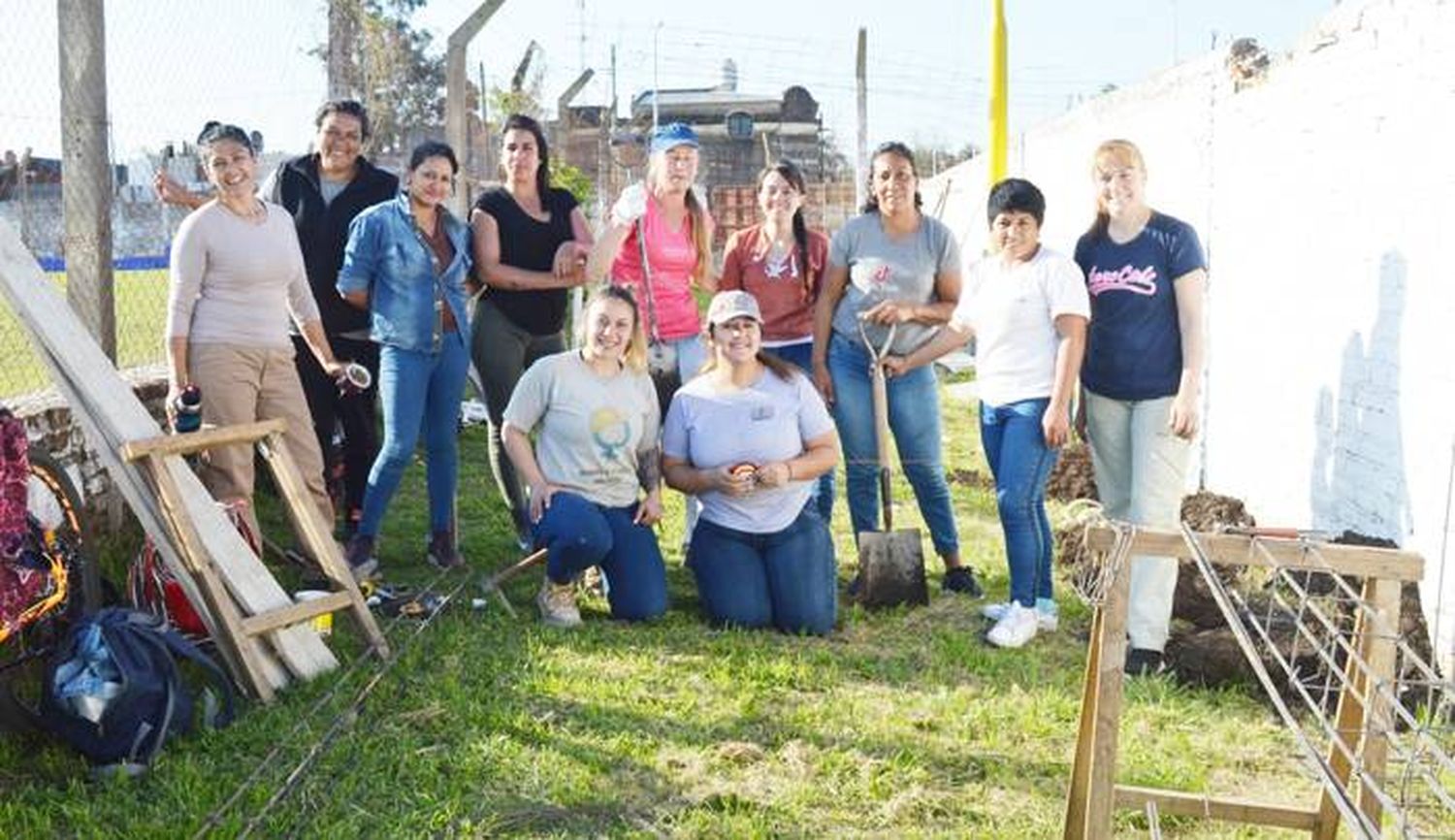 Mujeres albañiles construyen un baño visitante en Club Nebel