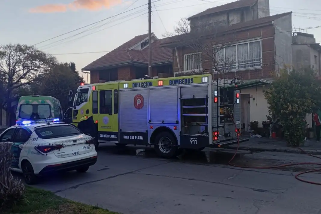 El incendio se declaró en el sector de ingreso de un PH, de cuatro metros de frente por cinco metros de fondo.