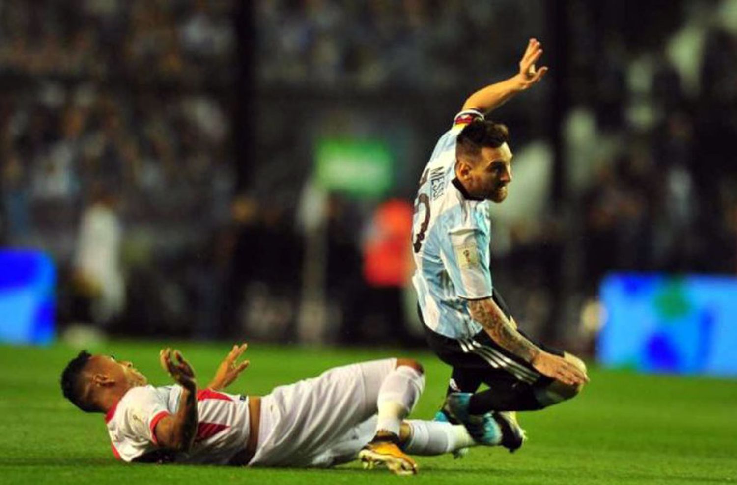 Messi tuvo un buen partido pero volvió a estar solo