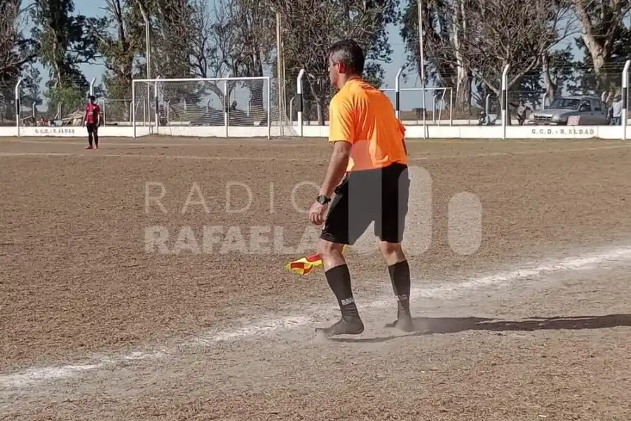 Enorme gesto de arbitro de LRF: le dio sus botines a un chico que se les rompió jugando y dirigió el resto del partido en medias