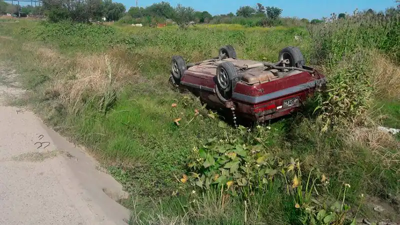 Perdió el control del rodado y terminó volcando