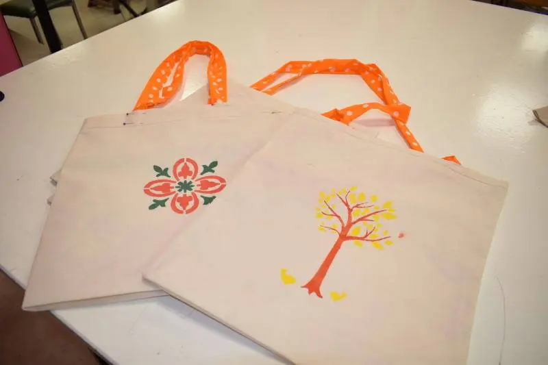 SAN CAYETANO: Jóvenes de Envión crean bolsas ecológicas